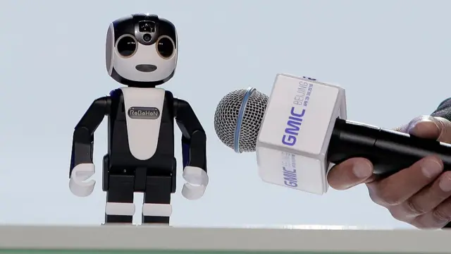 Робот на конференції Global Mobile 29 квітня 2016 року в Пекіні