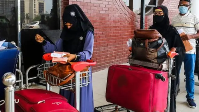 অনেক দেশ ভ্রমণের উপর কড়াকড়ি শিথিল করার কথা জানিয়েছে।