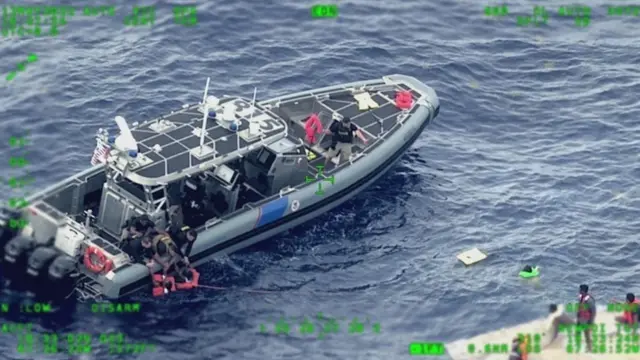 Operación de rescate de las personas que venían a bordo del barco hundido.