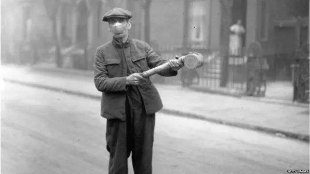 ਸੜਕਾਂ ਉੱਤੇ ਦਵਾਈ ਛਿੜਕਾਉਂਦੇ ਹੋਏ