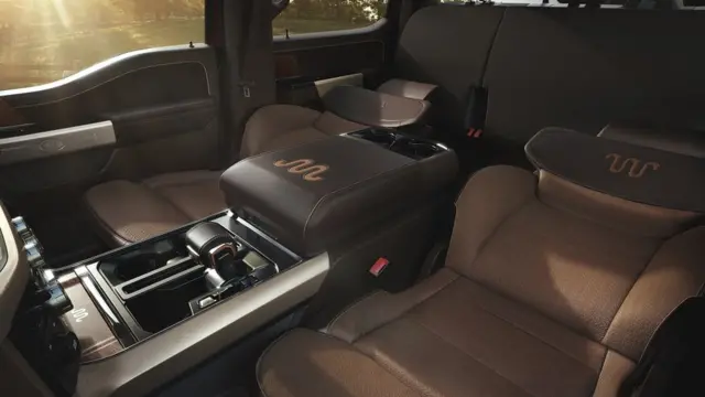 صندلیهای فورد را میتوان با فشار دکمهای خواباند و به عنوان تخت استفاده کرد