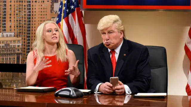 Kate McKinnon como Kellyanne Conway e Alec Baldwin como Donald Trump