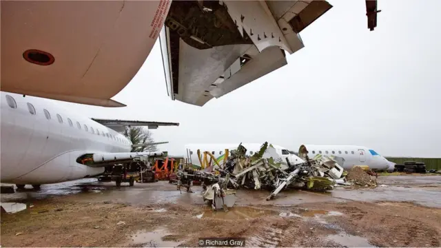 Avião despedaçado