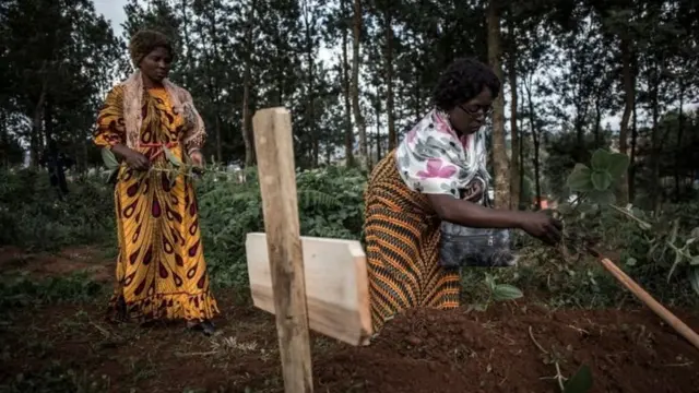Perempuan di Butembo, Kongo, di pemakaman anggota keluarganya yang meninggal karena Ebola.