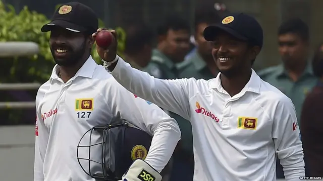 තරගයේදී කඩුලු පහක් දිනාගත් යොවුන් ක්‍රීඩක අකිල ධනංජය (දකුණේ)