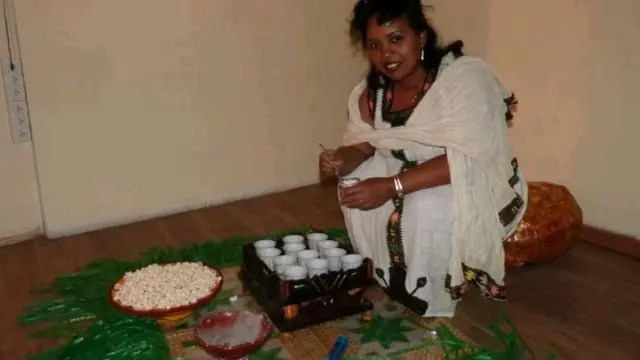 አስመረት በርሄ ቡና ስታፈላ