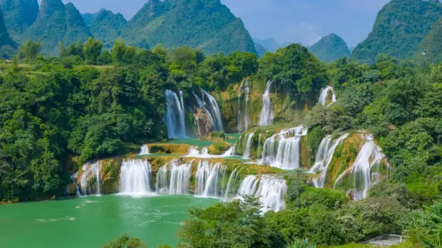 Cachoeiras e floresta sob dia ensolarado na China