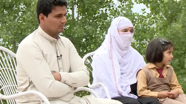 முத்புதாக்‌ஷ்மி தனது கணவர் மற்று மகளுடன்