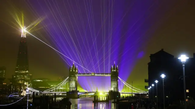 Londonda lazer şousu