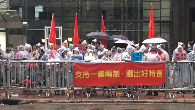 會場外有多個親中團體集會，記者目測約有數百人