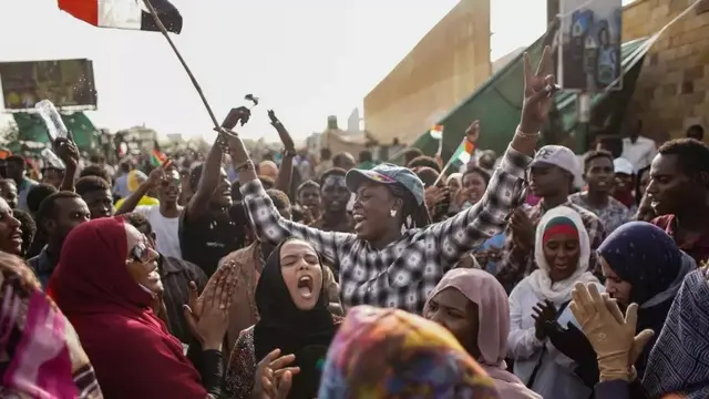 सूडान में लंबे समय तक राष्ट्रपति रहे ओमार अल बशीर की गिरफ़्तारी का जश्न मनाती महिलाएं
