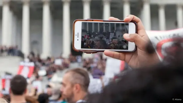 Il fut un temps où les collègues et les recruteurs n'auraient pas été plus sages si vous étiez un militant pendant votre temps libre - mais aujourd'hui, c'est beaucoup plus compliqué