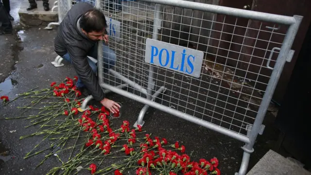 Цветы у полицейского оцепления