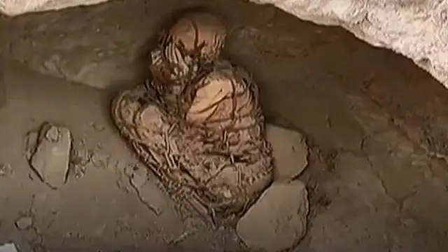 இறந்தவரின் உடல் கயிறால் கட்டப்பட்டு குறுகலாக வைத்துப் புதைக்கப்பட்டுள்ளது.