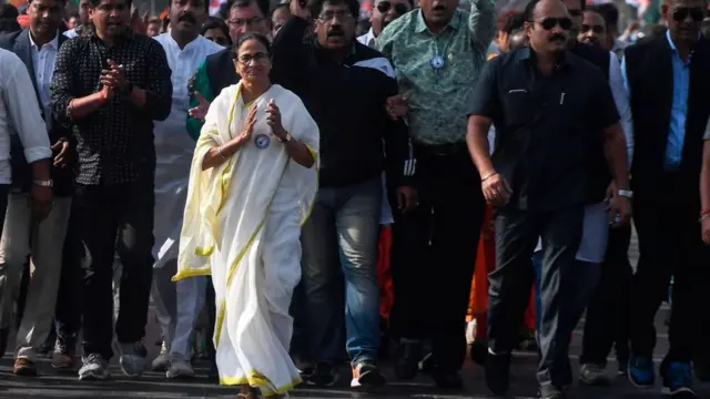 विरोध प्रदर्शन में हिस्सा लेतीं पश्चिम बंगाल की मुख्यमंत्री ममता बनर्जी