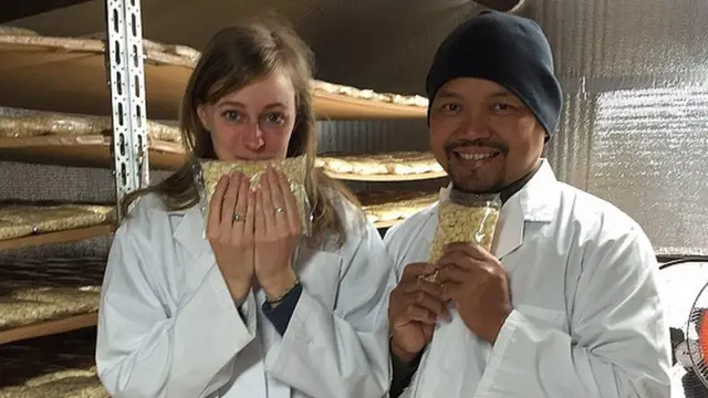 Rustono bersama salah seorang murdinya.