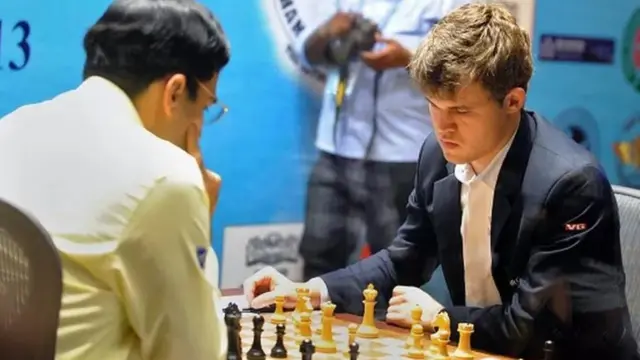 ஆனந்த் மற்றும் கார்ல்சன் (வலது)