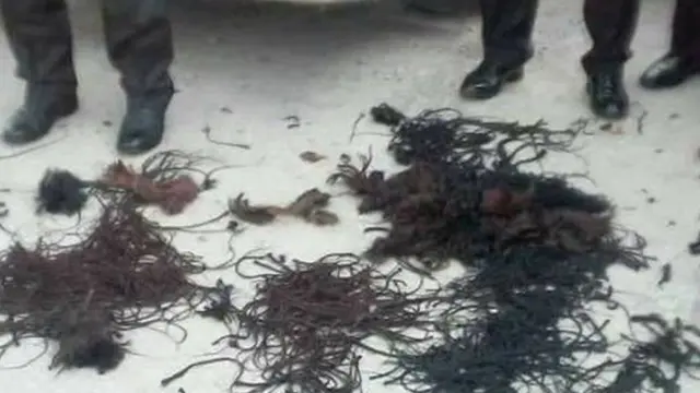 நைஜீரியாவில் பெண் பணியாளார்களின் நீண்ட தலை முடிகளை வெட்டி எறிந்த கமாண்டர்