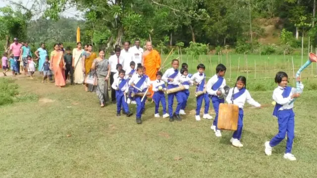 අඳුරට ශාප නොකර පහනක් දැල්වීමට වෙර දරන පාසලක්
