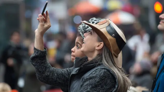 Mulher assiste à posse na Times Square,betpix365 baixar aplicativoNova York