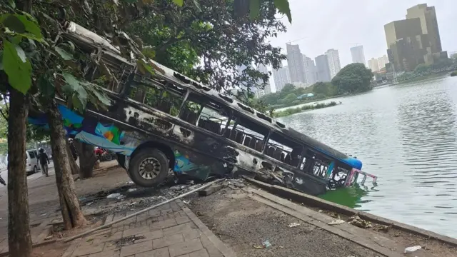 இலங்கையில் இந்த வாரம் நடந்த வன்முறைச் சம்பவங்களில் ஆளும் தரப்பு அரசியல்வாதிகளின் சொத்துகள் மற்றும் பொது சொத்துகளுக்கு தீ வைக்கப்பட்டது.