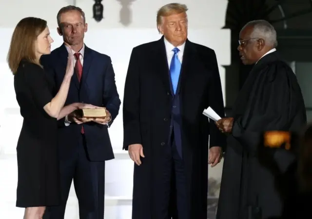 Amy Coney Barrett, eşi Jesse Barrett, ABD Başkanı Donald Trump ve ve Yüksek Mahkeme yargıçlarından Clarence Thomas