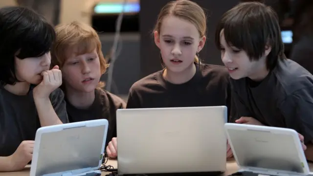 கணினி பார்க்கும் குழந்தைகள்