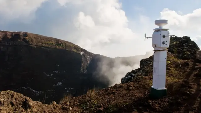Un sismógrafo en una montaña