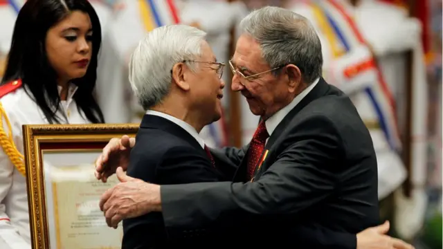 TBT Trọng và Chủ tịch Raul ôm hôn tại lễ trao Huân Chương Sao Vàng tại Cung Cách mạng hôm 29/3
