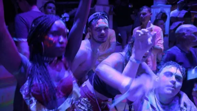 테일러는 '에스 파라다이스'에서 "장벽이 허물어졌다"고 느꼈다