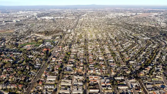 أشارت دراسة مسحية أجرتها هيئة الإسكان بولاية كاليفورنيا، إلى أن الولاية ستحتاج لبناء 180 ألف منزل سنويا حتى عام 2025، لمواكبة الزيادة السكانية، لكنها تبني الآن 80 ألف منزل فقط.