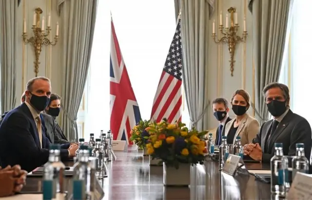 美國國務卿布林肯（右）與英國外交大臣拉布舉行會晤