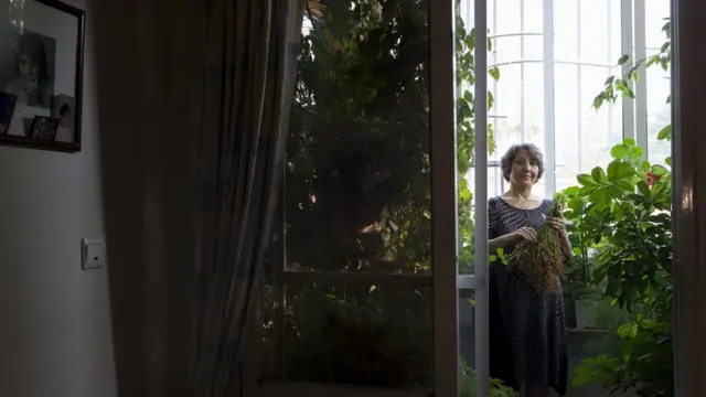 مینا نزدیک به ۱۵ سال است که همراه چند زن دیگر در یک سایت پژوهشی محیط زیستی فعالیت می‌کند