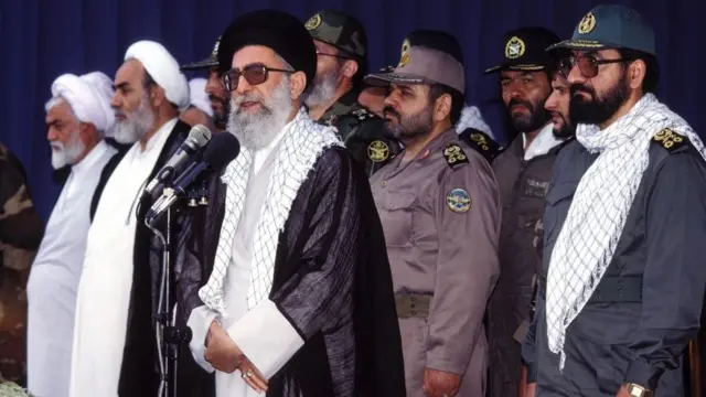 آیت‎الله خامنه‌ای اختیار کامل نیروهای نظامی و انتظامی را در دست گرفت