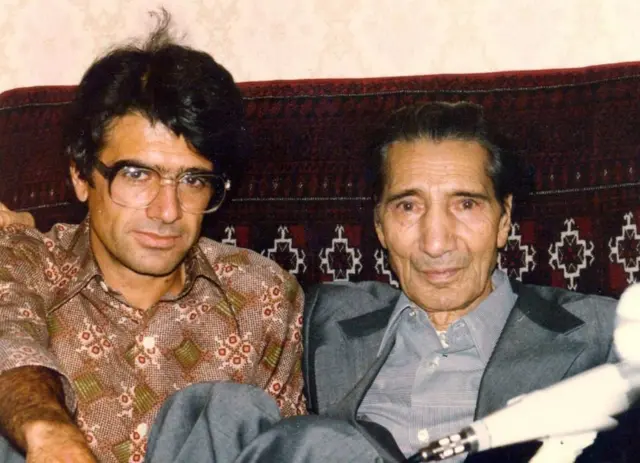 شجریان شیوه‌های خواننده‌های گوناگون از جمله ادیب خوانساری را فرا می‌گرفت