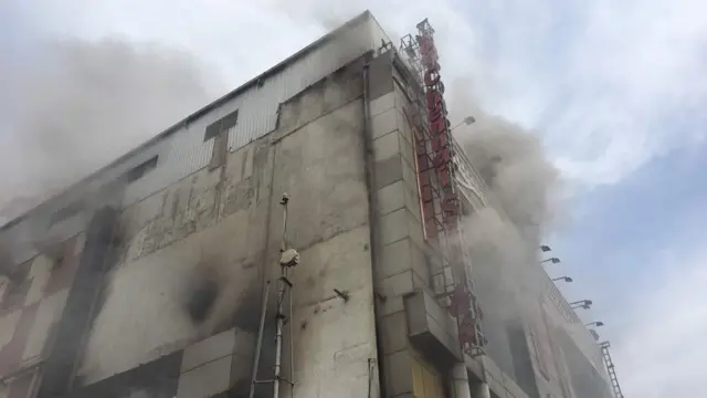 தீ விபத்து காரணமாக சென்னை உஸ்மான் சாலையில் போக்குவரத்து கடுமையாக பாதிக்கப்பட்டுள்ளது.