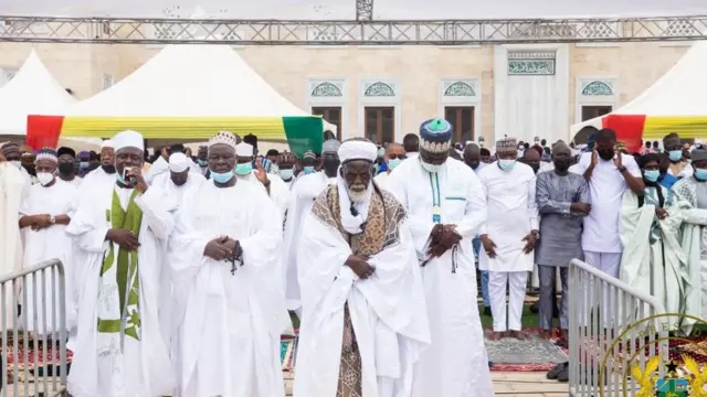 Ghana National Chief Imam plus oda worshippers for di Eid prayers.