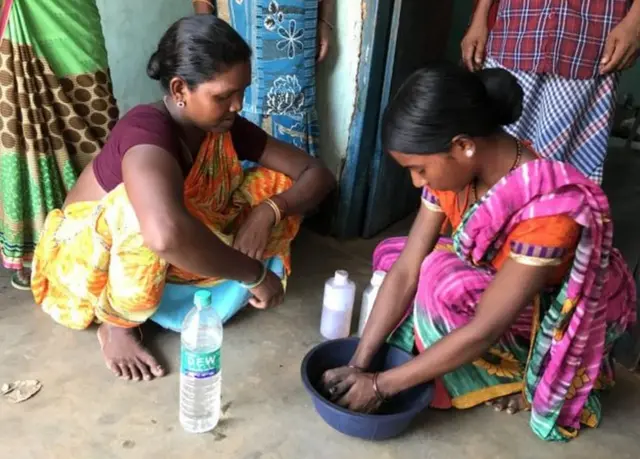 ఆదివాసీల జీవితాల్లో అగరబత్తి ఘుమఘుమలు