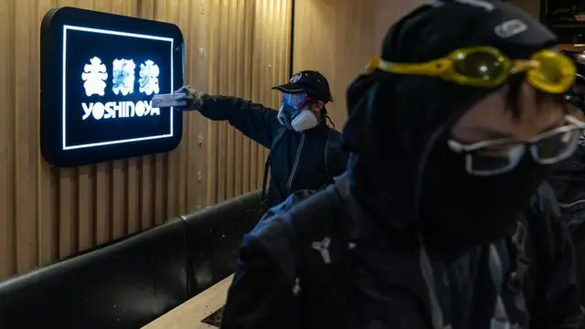 入夜后,示威者破坏被指亲中的商店。