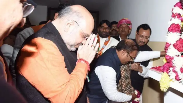 નમન કરતા અમિત શાહ