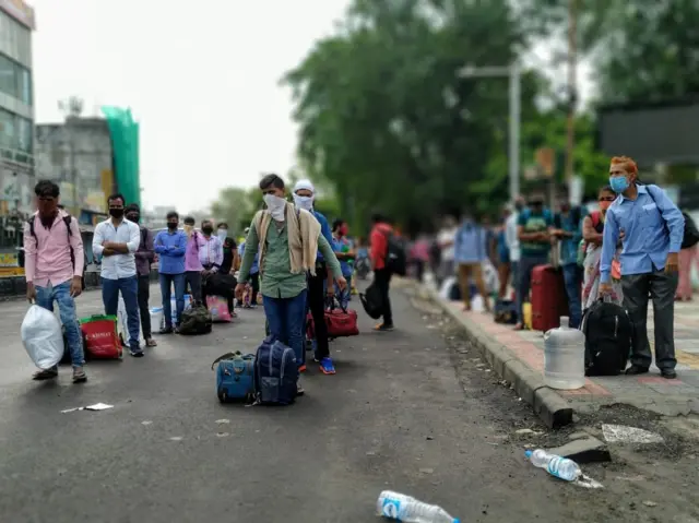 సికింద్రాబాద్ రైల్వే స్టేషన్‌ వద్ద ప్రయాణీకులు