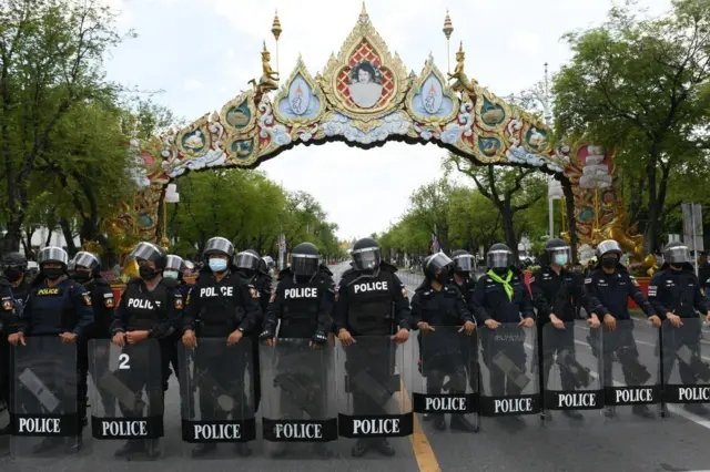 ตำรวจชุดควบคุมฝูงชนปิด ถ.ราชดำเนินนอก