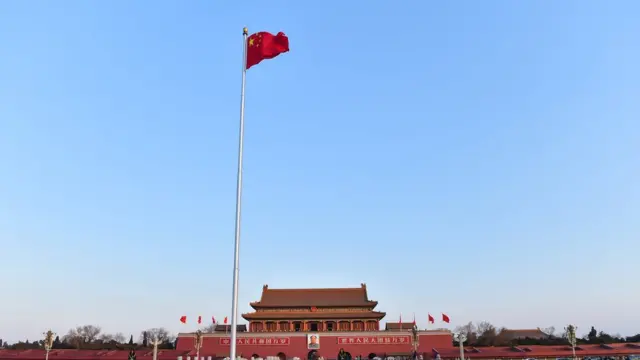 预警期间，北京市政府要求北京周边近1200家工厂关闭或者减产，其中包括中石化和Cofco食品厂。