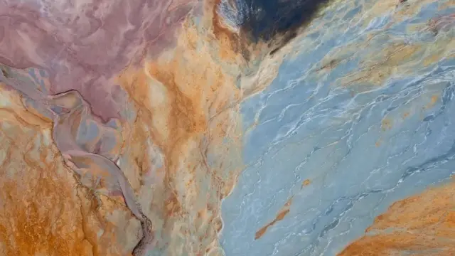 Змішуючись із водою, мінерали заліза розтікаються, як акварельна фарба