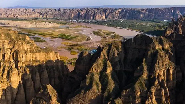 Photo overlooking the Yellow River Stone Forest of Gansu