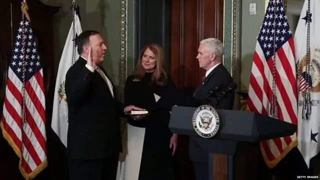 ਸੀਆਈਏ ਡਾਇਰੈਕਟਰ ਅਹੁਦੇ ਦੀ ਸਹੁੰ ਚੁੱਕਦੇ ਮਾਈਕ ਪੋਂਪਿਓ (ਖੱਬੇ)