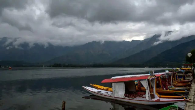 ডাল লেকে সার সার খালি শিকারা, পর্যটকদের দেখা নেই