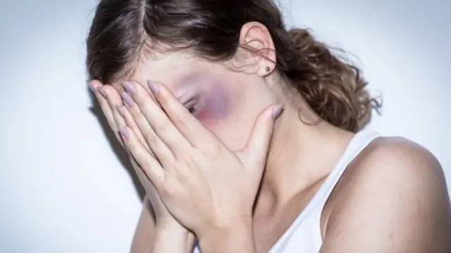 Žena pokriva lice rukama