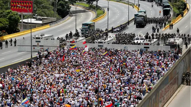 Marcha de mujeres opositoras en Caracas.