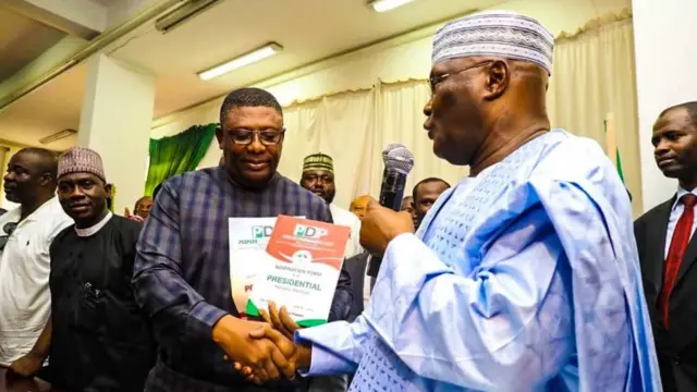 Tsohon Mataimakin Shugaban Najeriya Atiku Abubakar lokacin da ya je mayar da fom din neman takararsa a babban zaben 2019 a sakatariyar jam'iyyar PDP da ke Abuja ranar Alhamis.